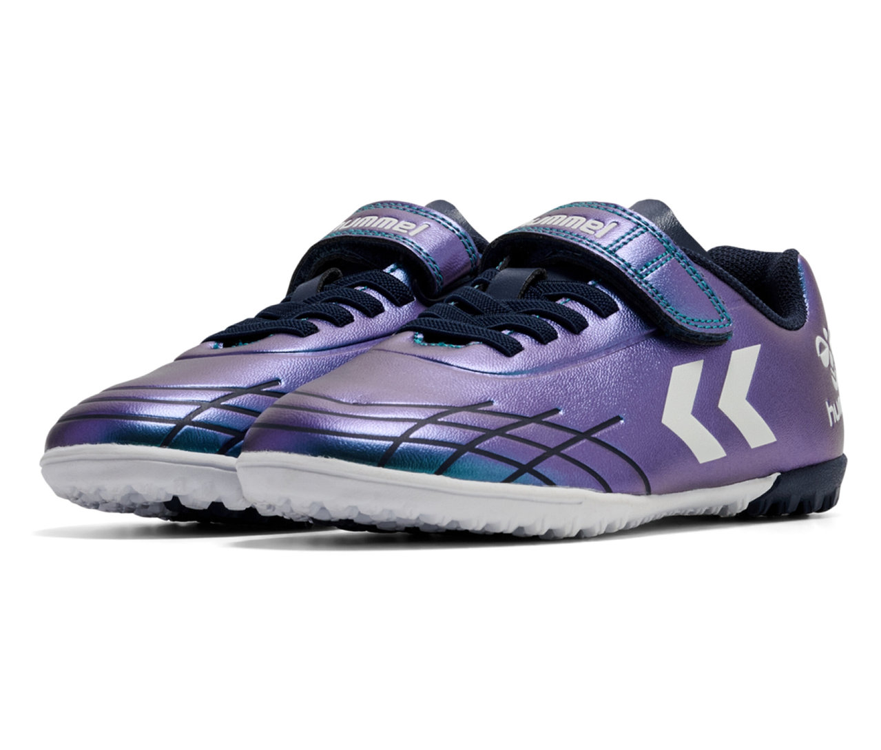 Deux chaussures de football hummel® Top Star Turf JR vertes sur fond blanc.