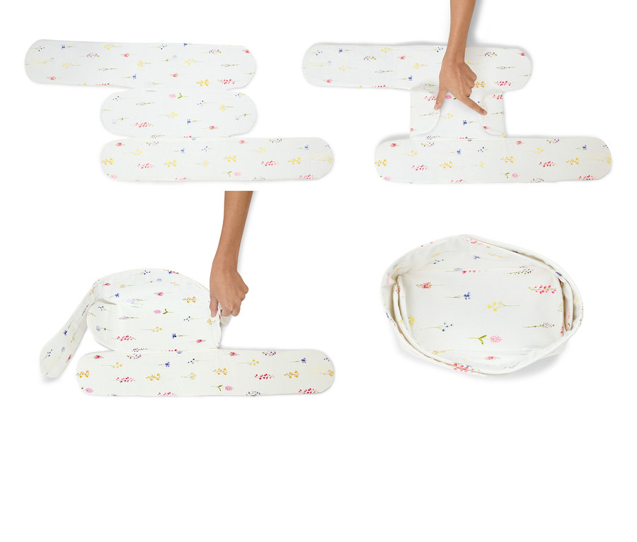Des mains plient un transat blanc à motifs floraux.