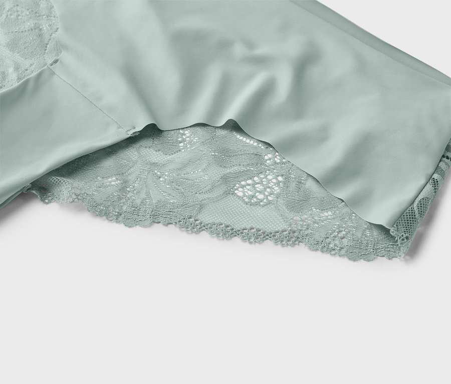 Gros plan d'un sous-vêtement vert menthe avec des détails en dentelle.
