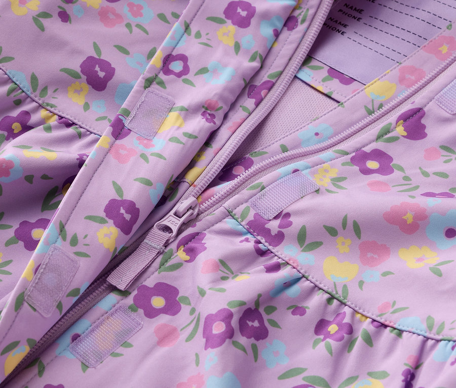 Gros plan d'une veste violette à motifs floraux avec fermeture éclair.