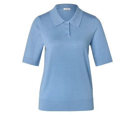 Polo en tricot bleu clair avec trois boutons.