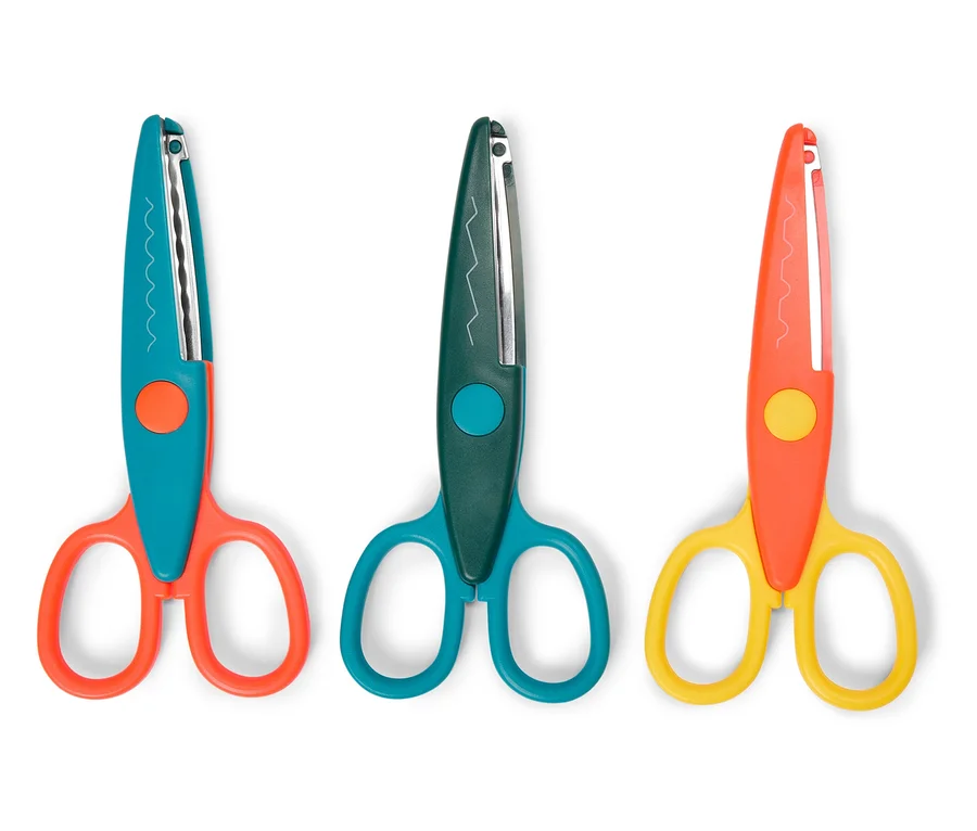Trois ciseaux à zigzag bleu-orange, vert et orange-jaune sont placés côte à côte.