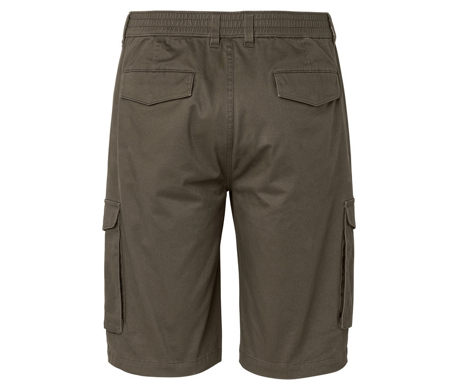 Gros plan sur l'arrière d'un short cargo vert olive avec des poches.