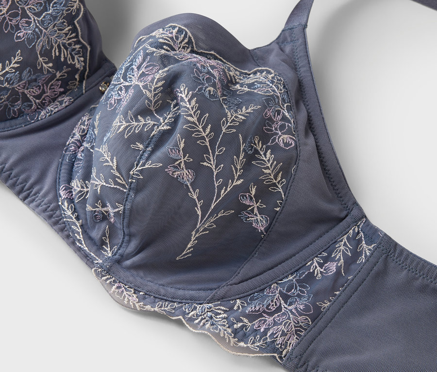Gros plan d'un soutien-gorge bleu avec des broderies florales.