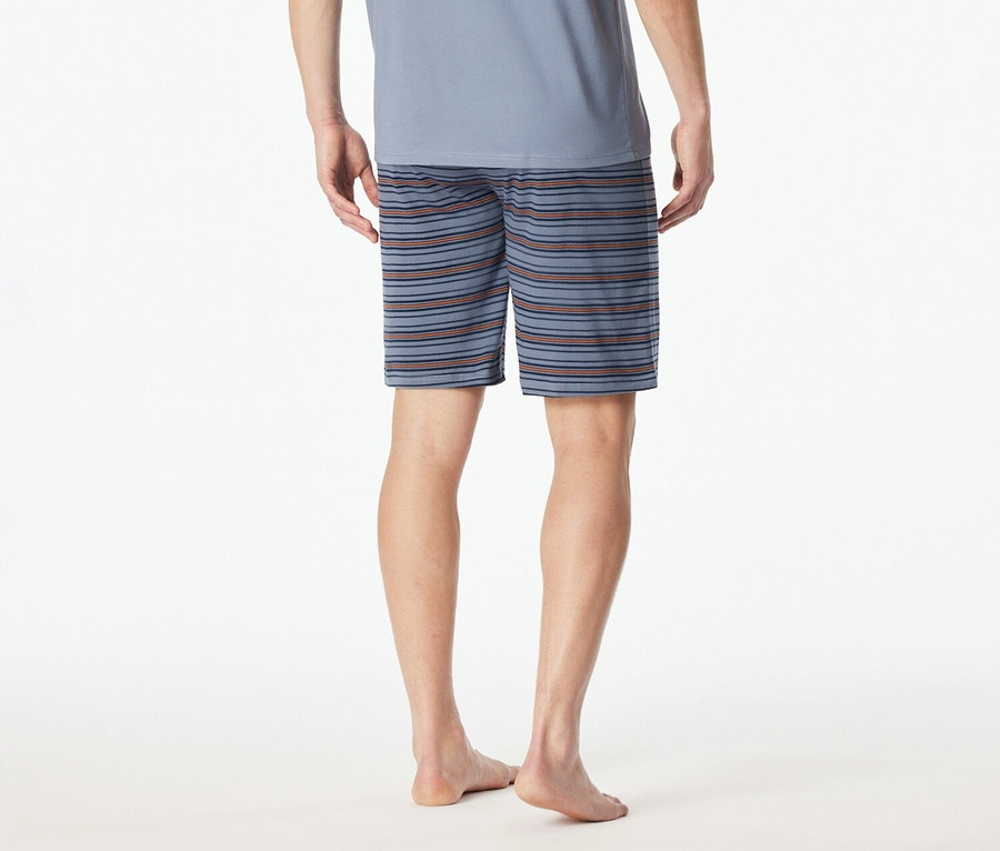 Vue arrière d'un homme portant un t-shirt bleu et un short rayé sur fond blanc.