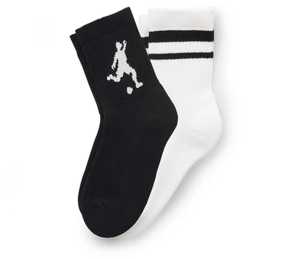 Deux chaussettes côte à côte, une noire avec un joueur de football blanc, l'autre blanche avec trois bandes noires.