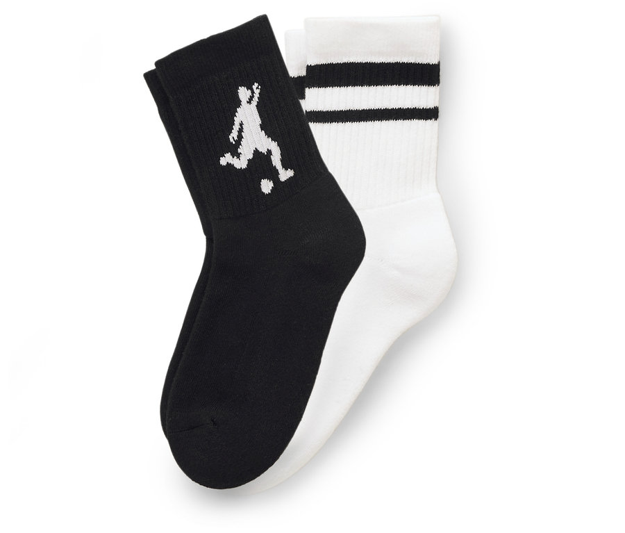 Deux chaussettes côte à côte, une noire avec un joueur de football blanc, l'autre blanche avec trois bandes noires.