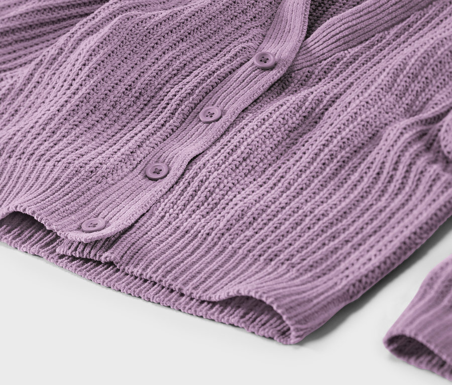 Gros plan d'un cardigan en tricot violet avec des boutons.