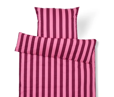 Ensemble de literie à rayures verticales roses et violettes, comprenant une taie d'oreiller et une housse de couette.