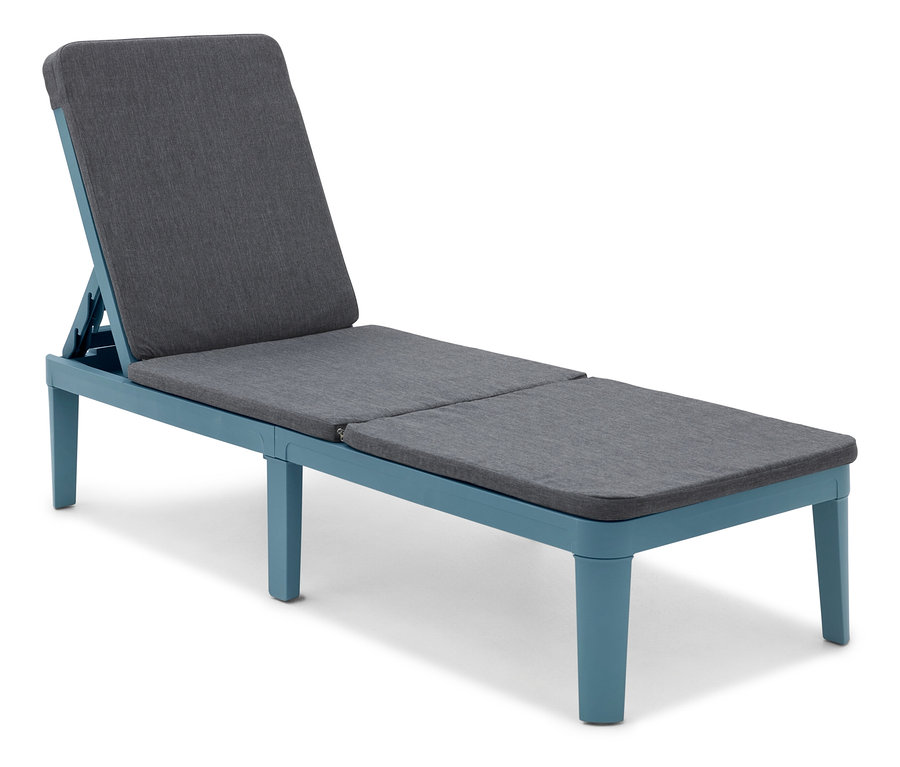 Une chaise longue bleue avec des coussins gris sur fond blanc.