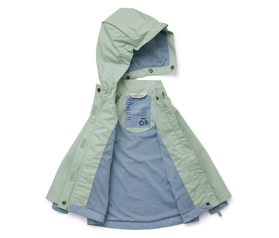 Une veste de pluie ouverte pour enfant, vert clair, avec une capuche et une doublure bleue, est posée sur un fond blanc.
