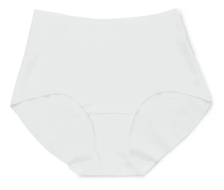 Des sous-vêtements féminins blancs reposent sur un fond blanc.