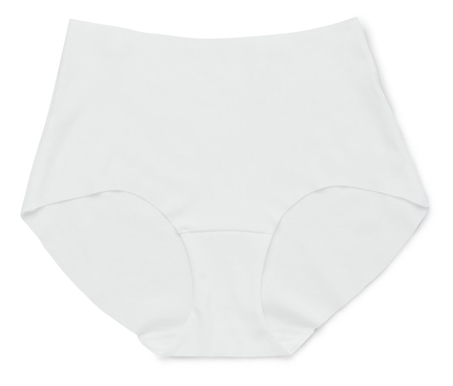 Des sous-vêtements féminins blancs reposent sur un fond blanc.