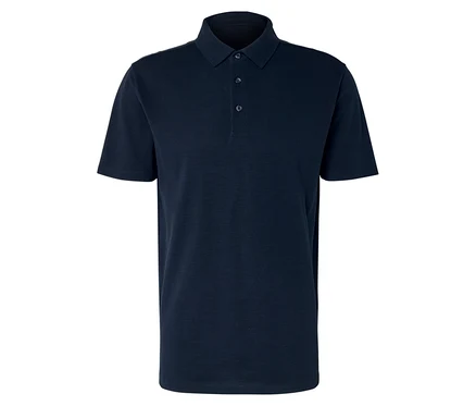 Polo bleu marine à manches courtes et trois boutons sur fond blanc.