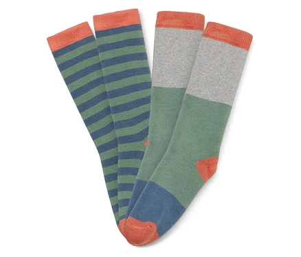 Deux paires de chaussettes posées sur un fond blanc. Une paire est rayée vert et bleu, l'autre grise, verte et bleue avec des détails orange.