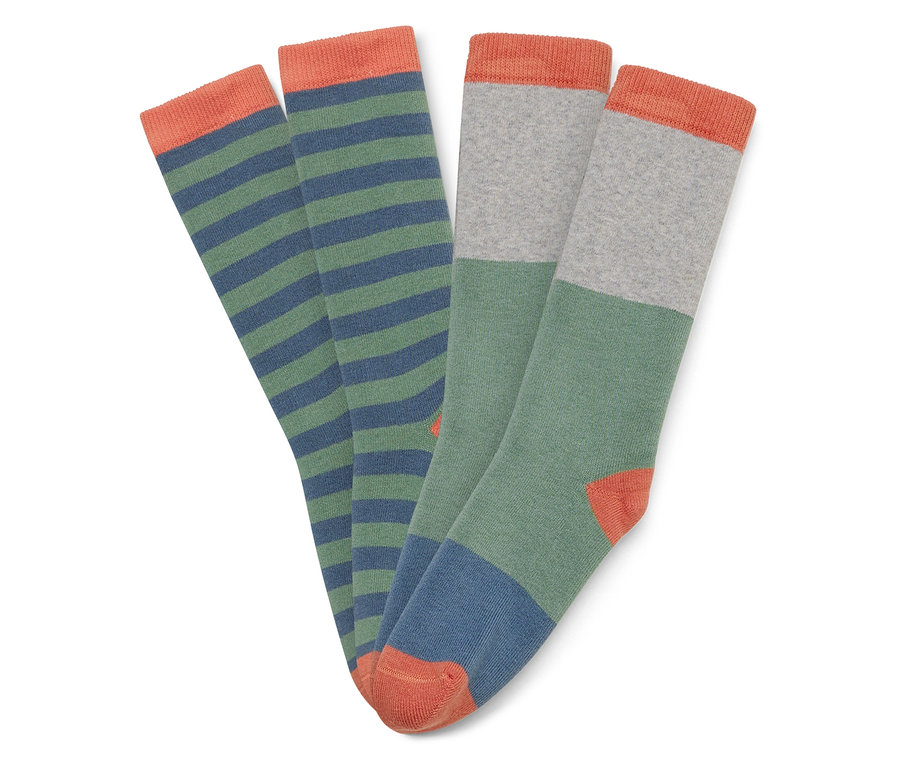 Deux paires de chaussettes posées sur un fond blanc. Une paire est rayée vert et bleu, l'autre grise, verte et bleue avec des détails orange.