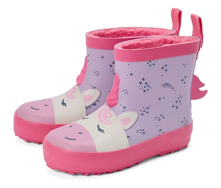 Une paire de bottes de pluie violettes pour enfants avec un motif de licorne et une semelle rose se tiennent côte à côte.