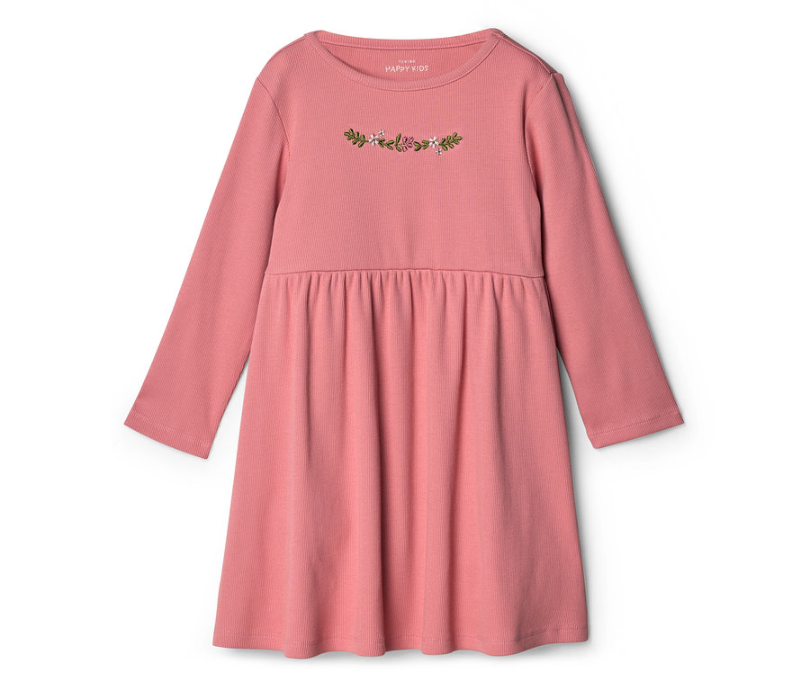 Robe rose à manches longues avec motif floral sur la poitrine.