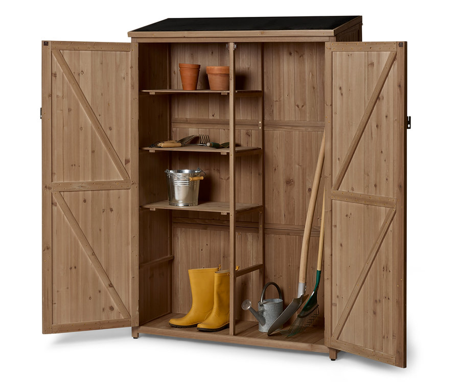 Armoire en bois ouverte avec des étagères. Sur les étagères, pots, outils, seau, bottes en caoutchouc jaunes, arrosoir, pelle et râteau.
