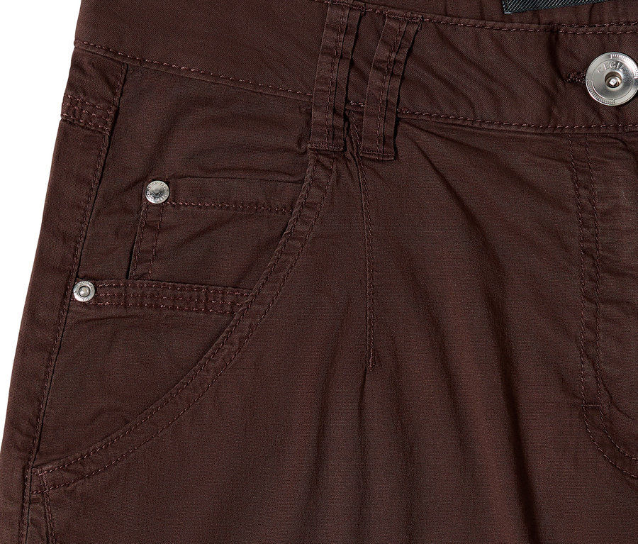 Pantalon marron CECIL « Scarlett » de coupe barrel avec poches visibles, rivets et fermeture boutonnée.