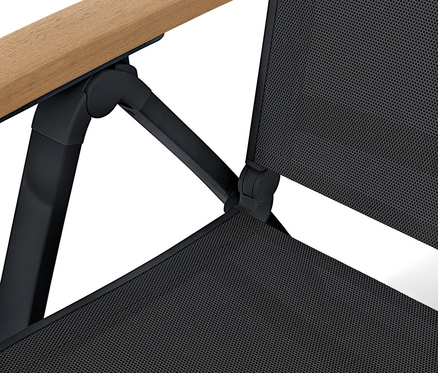 Gros plan d'une chaise avec un filet noir et des accoudoirs en bois clair.