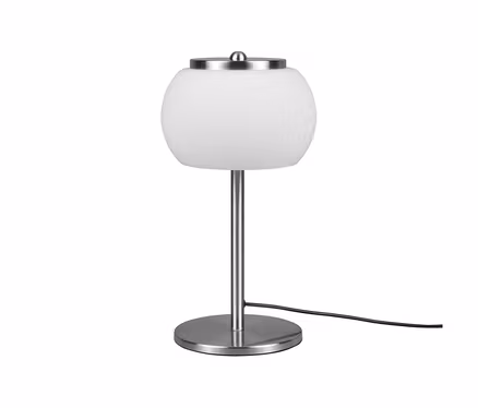 Lampe de table LED Trio « Madison » avec un abat-jour sphérique en verre blanc et une base en métal argenté brossé. Un câble noir est visible.