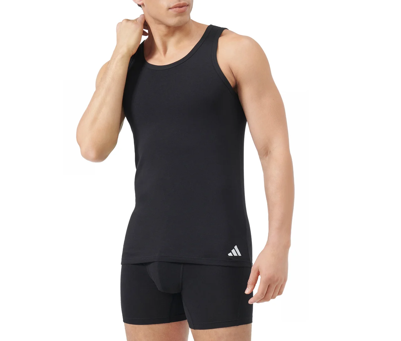 Homme portant un débardeur noir avec un logo Adidas blanc et un boxer noir, se touchant le cou, sur fond blanc.