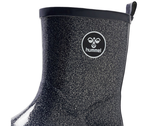 Une botte en caoutchouc hummel® « Rubber Boot Glitter » noire avec un motif pailleté et moucheté et un logo hummel blanc sur le côté.