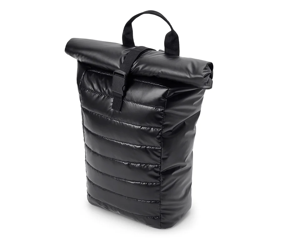 Sac à dos d'extérieur noir, brillant et rembourré, avec une fermeture roll-top sécurisée par une sangle noire et une boucle, et une poignée supérieure.