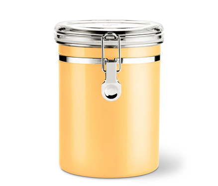 Un récipient de stockage jaune avec une fermeture argentée et un couvercle transparent se trouve sur une surface blanche.
