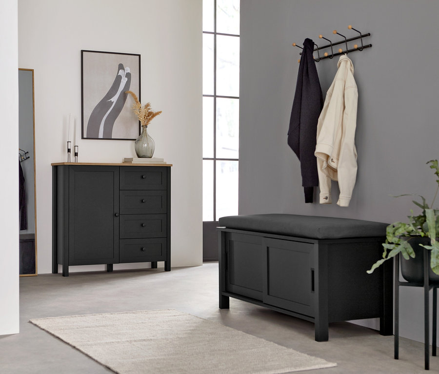 Entrée avec commode noire «
Clara
» avec tiroirs et porte à côté d'un banc «
Clara
» avec compartiment sous un porte-manteau avec des vestes.