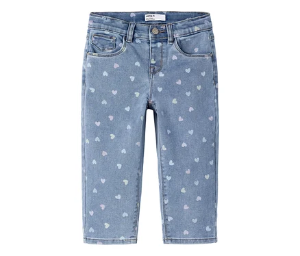 Jean en denim bleu clair avec un motif de petits cœurs pastel. Il présente un bouton, une fermeture éclair, des passants de ceinture et des poches avant.
