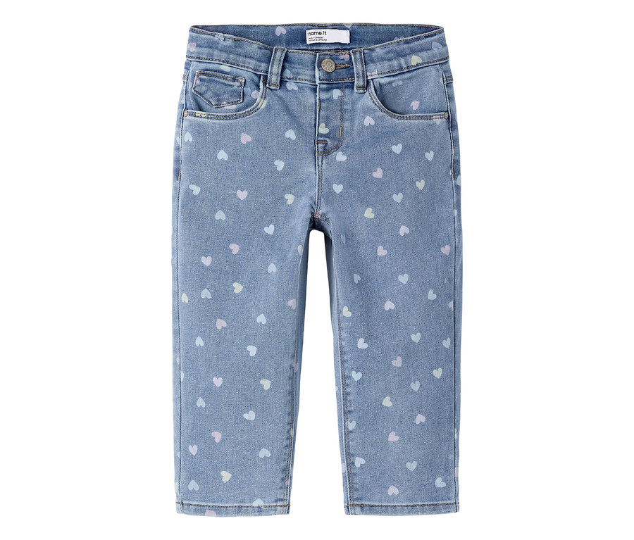 Jean en denim bleu clair avec un motif de petits cœurs pastel. Il présente un bouton, une fermeture éclair, des passants de ceinture et des poches avant.