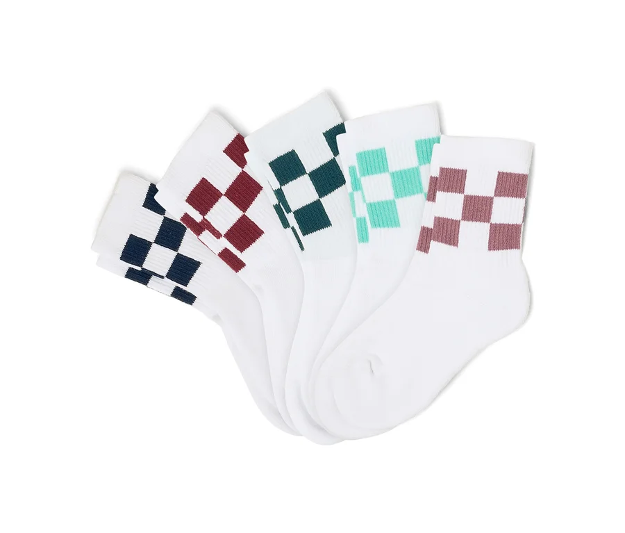 Cinq chaussettes blanches à carreaux bleu marine, bordeaux, vert foncé, turquoise et violet sont placées côte à côte.