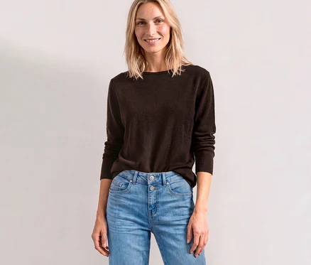 Femme souriante portant un pull en maille Street One marron et un jean clair.