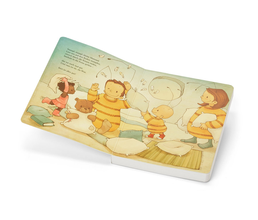 Illustration du livre « Bébé Bourdon Bommel » (en allemand) montrant des enfants jouant à la bataille de polochons.