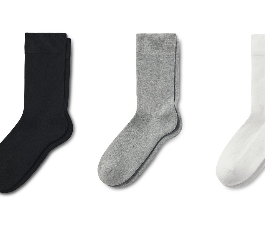 Trois paires de chaussettes : noires, grises et blanches.