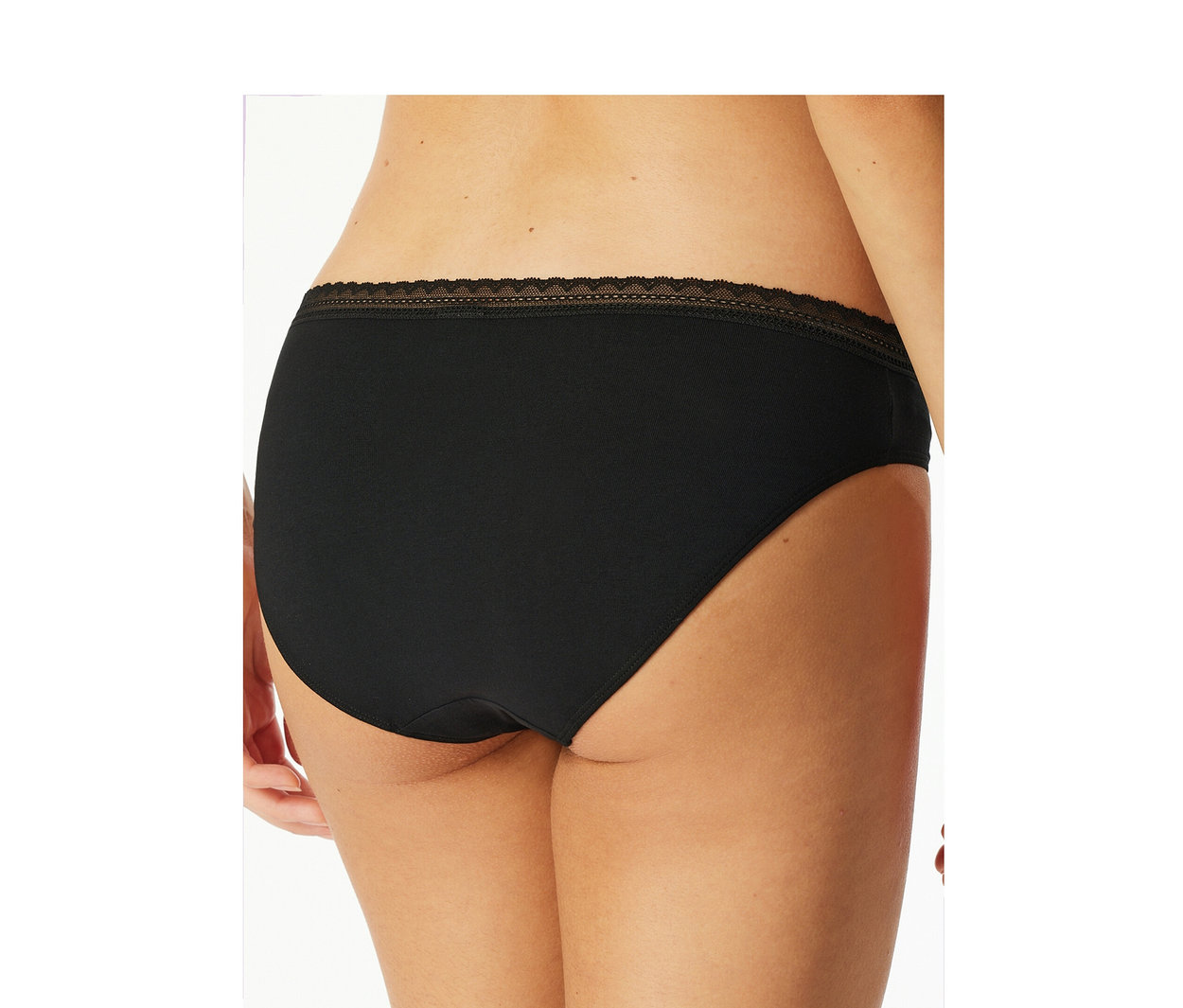 Une personne de dos portant un slip Rio SCHIESSER noir avec une bordure en dentelle à la taille.