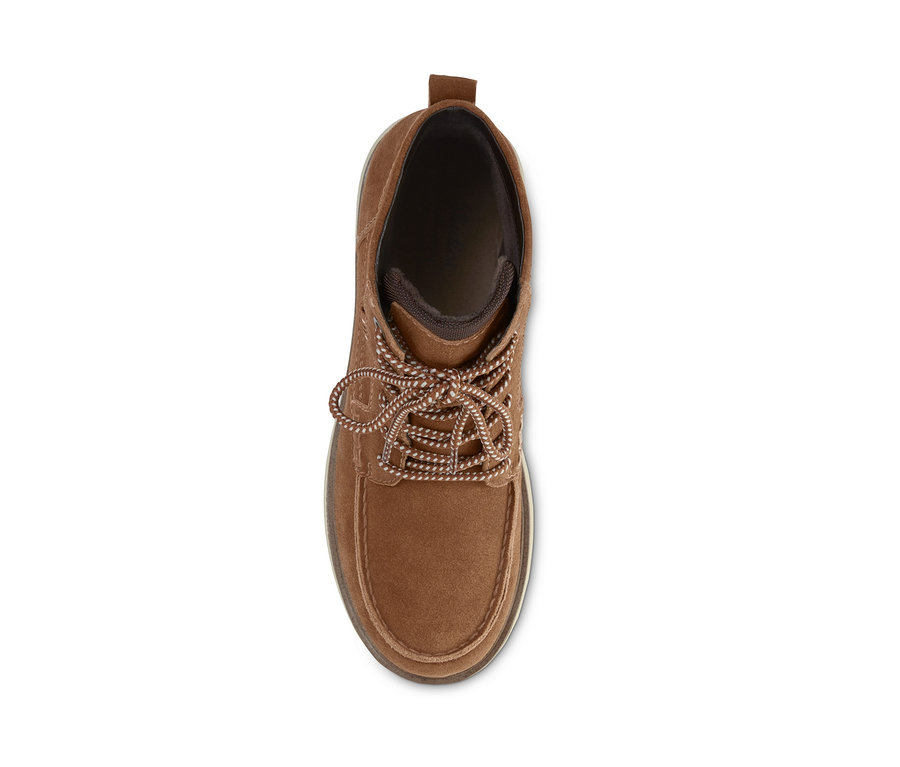 Gros plan d'une bottine en cuir velours marron avec des lacets marron et blanc.