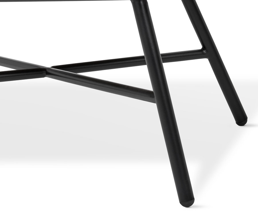 Gros plan sur la structure métallique noire d'un fauteuil de salon ou d'une chaise de salle à manger avec tressage en polyrotin.