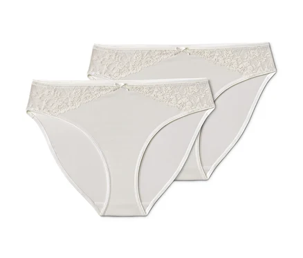 Deux slips blanc crème avec de la dentelle.