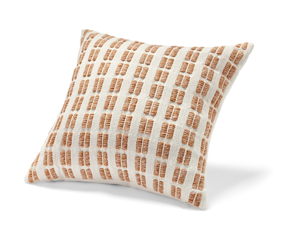 Coussin décoratif avec des rayures beige et blanches.