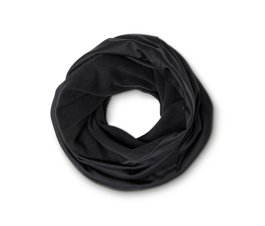 Une écharpe et un bonnet multifonction noirs sont disposés en cercle.