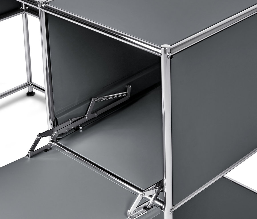 Détail d'un bureau en métal « CN3 » gris avec porte rabattante.