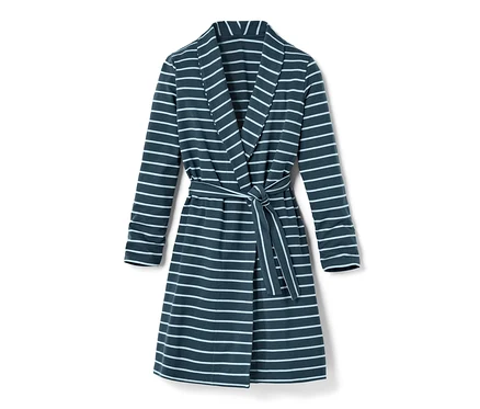 Une robe de chambre rayée bleu et blanc avec une ceinture.