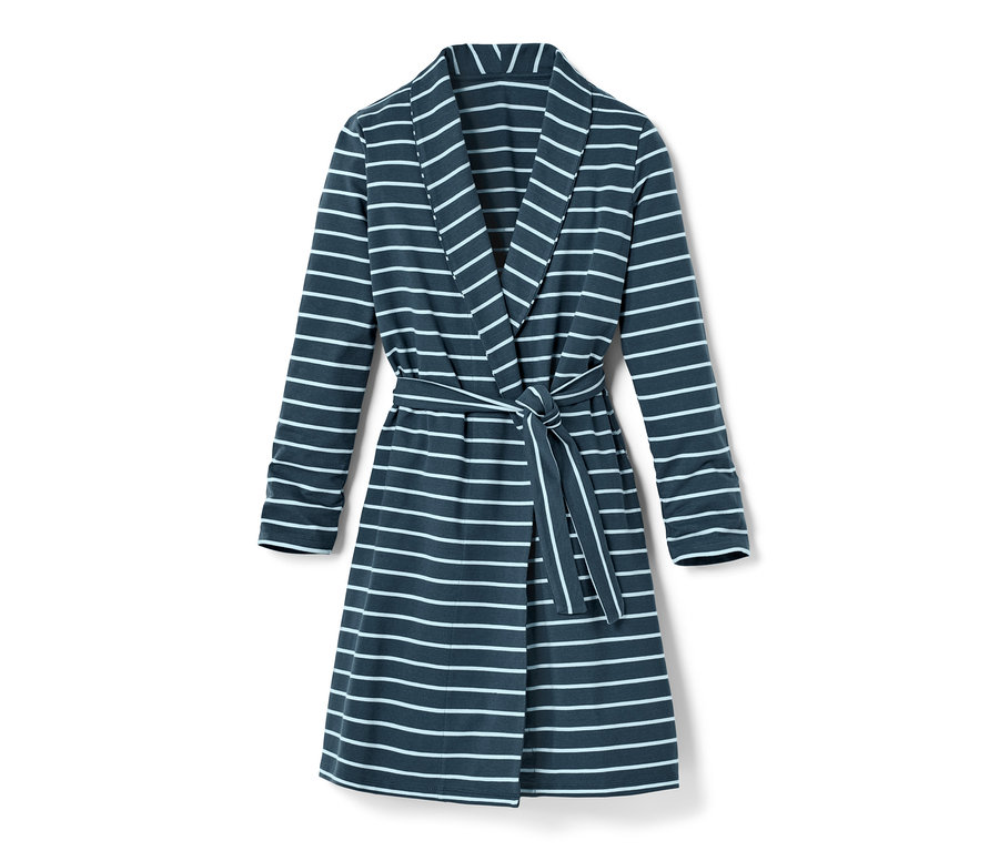 Une robe de chambre rayée bleu et blanc avec une ceinture.
