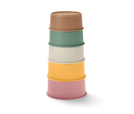 Verres empilables pour jouer dans le bain, empilés les uns sur les autres, de couleur marron, vert, crème, jaune et rose.
