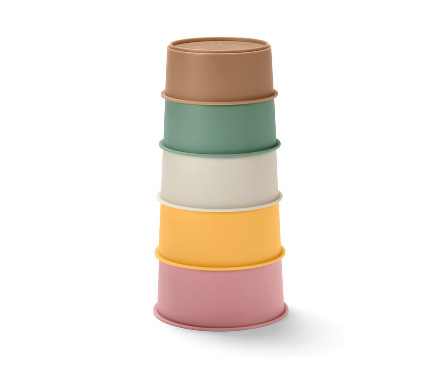 Verres empilables pour jouer dans le bain, empilés les uns sur les autres, de couleur marron, vert, crème, jaune et rose.