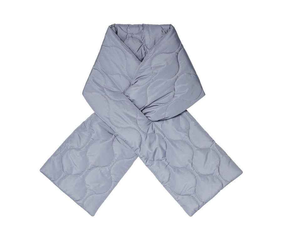 Une écharpe matelassée gris clair sur un fond blanc.