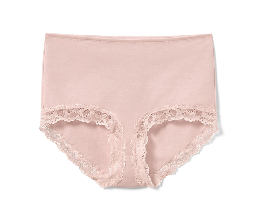 Une culotte taille haute rose avec de la dentelle posée sur un fond blanc.
